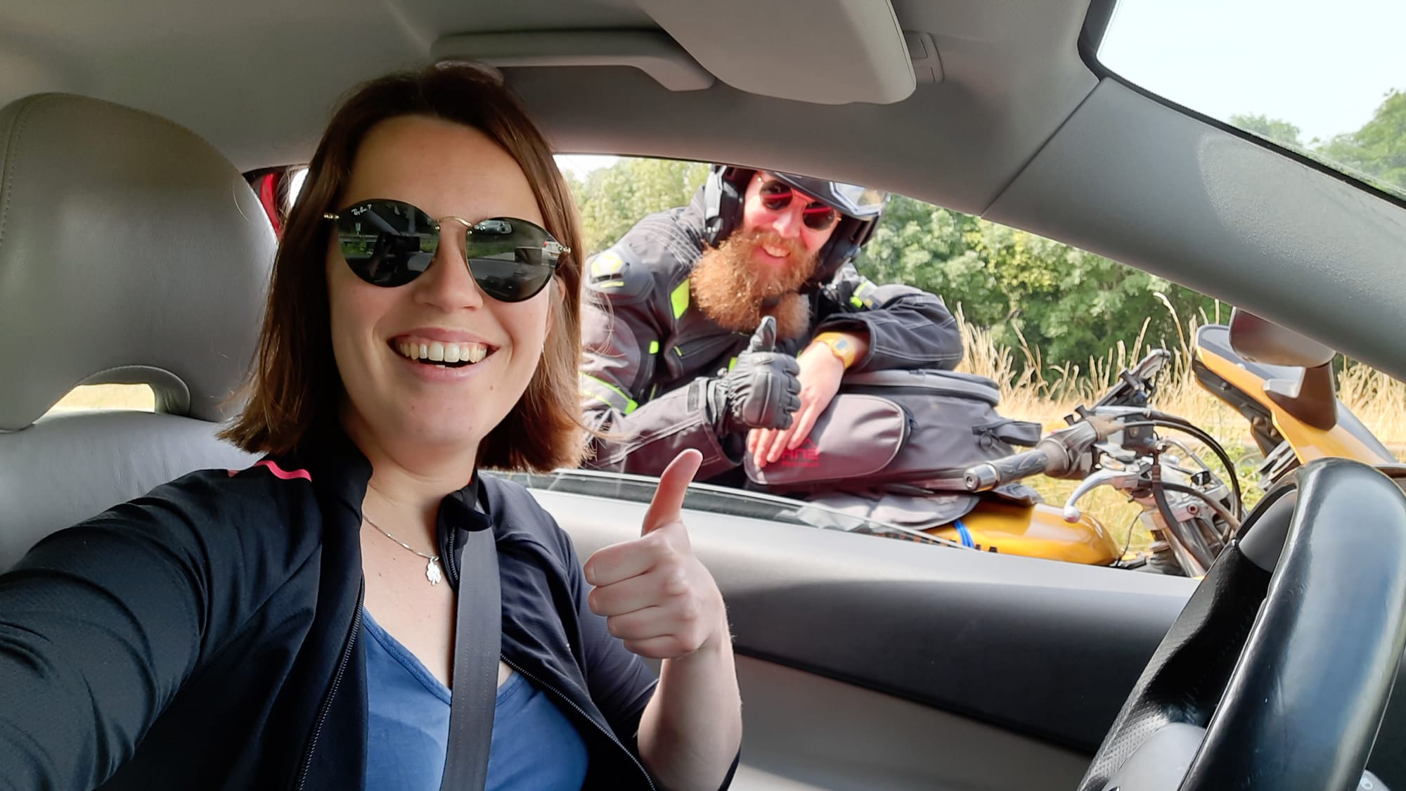 Selfie vanuit de auto, met mij net buiten het raampje